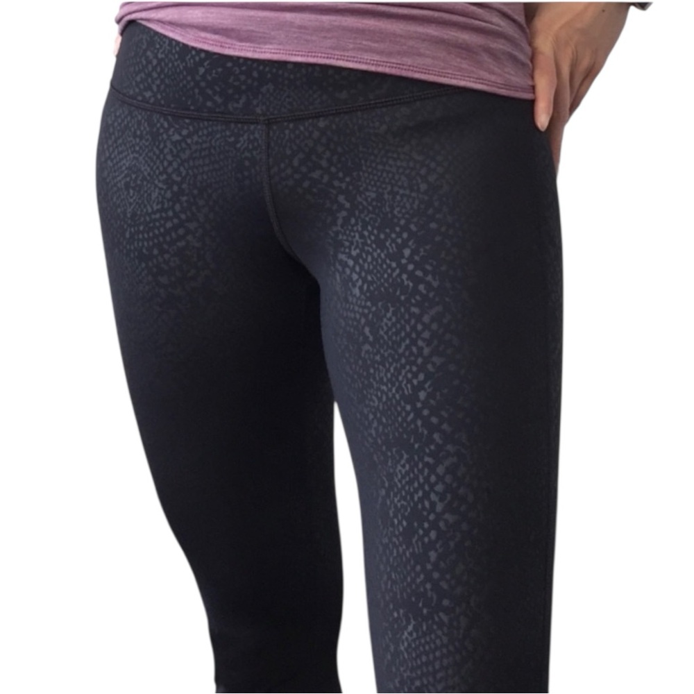 ATHLETA High Rise Serpent Chaturanga Leggings in Black Snakeskin Size Small